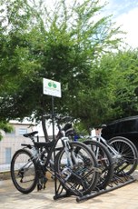 Foram instalados bicicletários nas proximidades de cada prédio do Campus Sede.