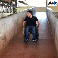 Homem subindo rampa em cadeira de rodas