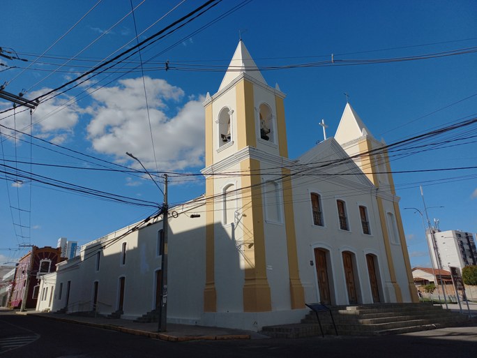 Imagem 2. Fachada frontal e lateral esquerda